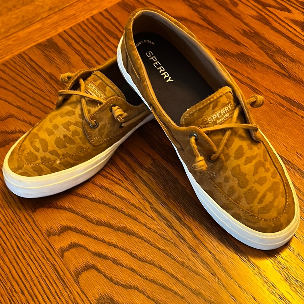 Women’s Sperry boat shoes. Textured uppers. Size 9.